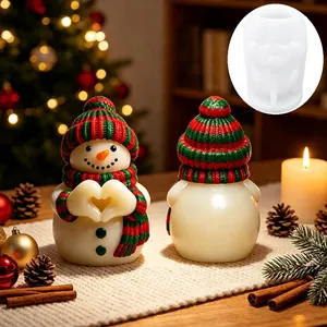 Vue détaillée d'un moule en silicone bonhomme de neige 3D et bougies de Noël DIY parfumées