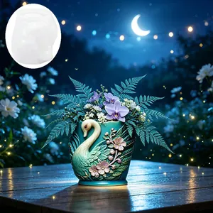 Vue détaillée du moule en silicone pour pot de fleurs cygne 3D dans un décor de jardin extérieur