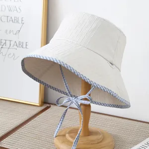 Gros plan d'un chapeau cloche vintage pour femme avec un nœud à carreaux bleus