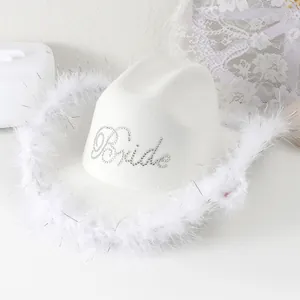 Vista dettagliata del cappello da cowboy bianco con piume e scritta Bride in strass luccicanti