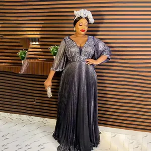 Elegantes schimmerndes afrikanisches Abendkleid mit tiefem V-Ausschnitt und Plisseerock.