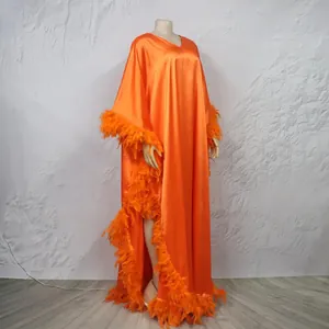 Eleganter orangefarbener Kaftan mit luxuriösem Federbesatz und Fledermausärmeln