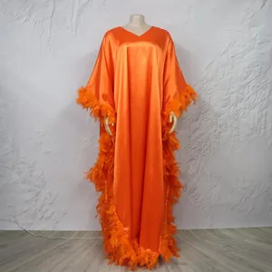 Luxuriöser orangefarbener Satin-Kaftan mit weichen Federrändern und Fledermausärmeln
