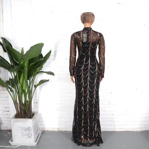 Detaillierte Rückansicht eines eleganten, langärmeligen Pailletten-Meerjungfrau-Abendkleids.