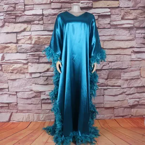 Teefblaues Satin-Kaftan-Maxikleid mit luxuriösem Federbesatz und Fledermausärmeln