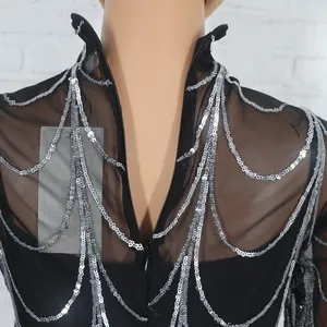 Detail der silbernen Paillettenfransen am schwarzen Abendkleid