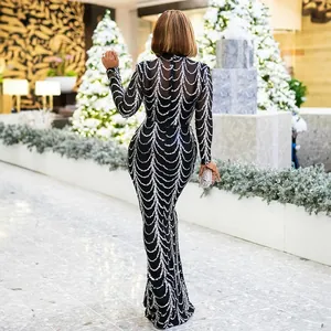 Elegantes langärmeliges Meerjungfrau-Abendkleid mit silbernen Wellen-Pailletten auf Schwarz