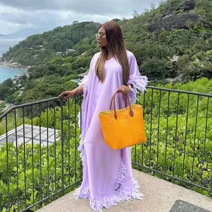 Lavendelfarbenes afrikanisches Maxikleid mit Federn an den Fledermausärmeln, schick