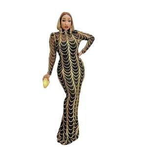 Elegantes afrikanisches Langarm-Abendkleid mit goldenem Pailletten-Meerjungfrau-Muster