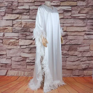 Seitenansicht eines weißen Satin-Kaftans mit Federbesatz und hohem Schlitz für Damen