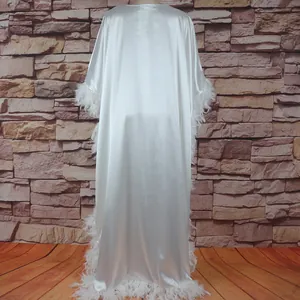 Rückansicht eines weißen langen Satin-Gewandes mit eleganten Federbesatz-Details.