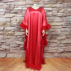 Detailansicht eines roten Satin-Kaftans mit Federbesatz und Fledermausärmeln für Damen