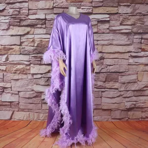 Lila Satin-Kaftankleid mit Federn an den Ärmeln und hohem Schlitz auf Schaufensterpuppe.