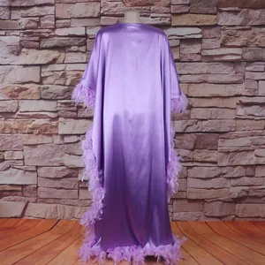 Rückansicht eines lila Satin-Kaftans mit elegantem Federbesatz und Fledermausärmeln
