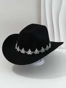Détail d'un chapeau de cow-boy noir orné d'une élégante couronne de strass argentés pour mariage