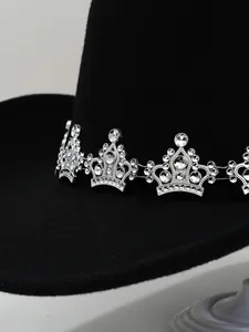 Vue détaillée de la bande de couronne en strass étincelants sur un chapeau de cow-boy noir