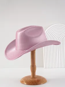 Vista dettagliata di un cappello da cowboy rosa glitterato su un supporto in legno
