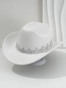 Détail du chapeau de cowboy blanc élégant orné d'un bandeau de couronnes en strass