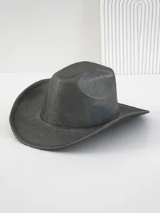 Vista dettagliata di un cappello da cowboy nero scintillante per spettacoli e festival