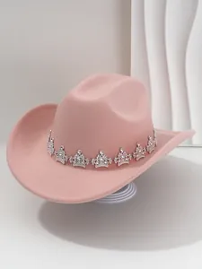 Vue détaillée d'un chapeau de cowboy rose orné de couronnes en strass brillants