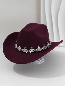 Gros plan d'un chapeau de cow-boy bordeaux orné d'un bandeau couronne en strass argent