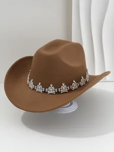 Gros plan d'un chapeau de cowboy marron avec une élégante bande de couronne en strass.