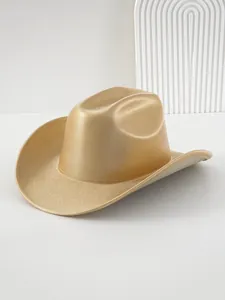 Vista dettagliata di un cappello da cowboy Western dorato lucido per palchi e feste