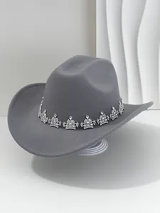 Détail du bandeau couronne en strass étincelant sur un chapeau de cow-boy gris