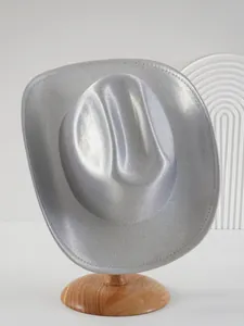 Vista dettagliata di un cappello da cowboy glitterato argento per feste e festival