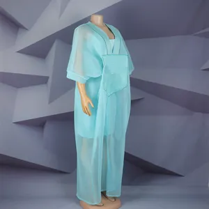 Detailansicht eines hellblauen afrikanischen Zweiteilers mit feiner Robe und Kleid