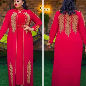 Elegantes afrikanisches 2-teiliges rotes Kleidset mit goldenen Strassfeder-Motiven