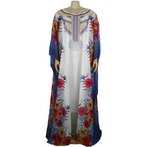 Langes weißes afrikanisches Kaftan-Kleid mit Strass-Ausschnitt und buntem Blumenmuster