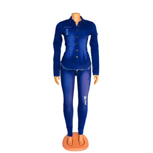 Vollansicht eines blauen Denim-Zweiteilers mit Wascheffekt und modisch zerrissener Hose