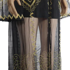 Detailansicht eines schwarzen afrikanischen Netzkleids mit goldenen Strass.