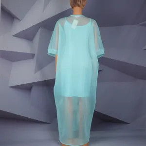 Rückansicht von hellblauem Übergröße-Zweiteiler mit langem Cardigan aus Netzstoff.