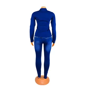 Vollständige Rückansicht eines stylischen zweiteiligen blauen Jeans-Hemd und Hosen-Sets