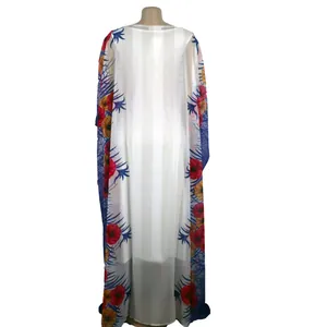 Rückansicht einer eleganten afrikanischen weißen Chiffon-Kaftan-Robe mit Blumendruckdetails