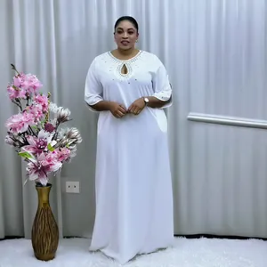 Elegante vestido maxi africano de talla grande blanco con detalles de strass en cuello
