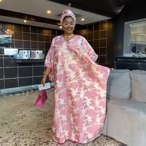 Elegantes afrikanisches loses langes Bubu-Kleid mit passendem Kopftuch und Batikmuster