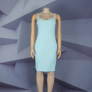 Nahaufnahme eines hellblauen ärmellosen Bodycon-Sommerkleides an einer Schaufensterpuppe