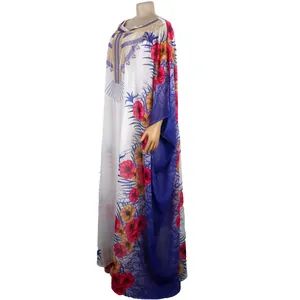 Afrikanisches weißes Chiffon-Kaftankleid mit Blumendruck und Gold-Strasssteinen