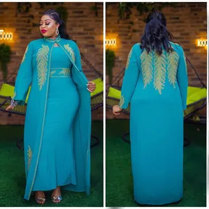 Detailansicht des afrikanischen 2-teiligen Kleides in Blau mit goldenen Strass