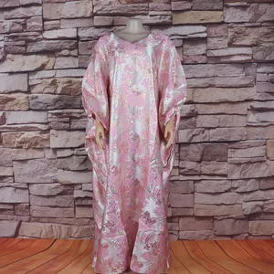 Detaillierte Ansicht des rosa-goldenen afrikanischen Bubù-Kaftans mit Blumenmuster