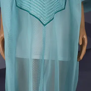Detail eines blauen afrikanischen Netzkleides mit Stofftextur und Innenfutter.