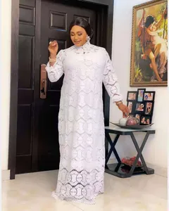 Elegante abito lungo africano in pizzo bianco con raffinati motivi floreali traforati