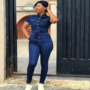 Modischer dunkelblauer Denim-Jumpsuit mit kurzen Ärmeln und Gürteldetail