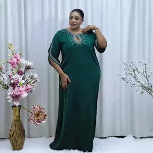 Vista detallada del elegante vestido africano verde con escote con pedrería