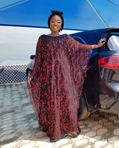 Elegante vestido largo africano negro con flecos de lentejuelas rojas y falda interior