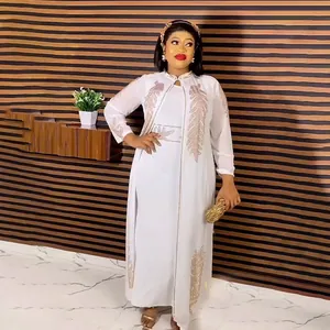 Elegantes weißes afrikanisches zweiteiliges Kleid mit goldenen Strass-Blattmustern.