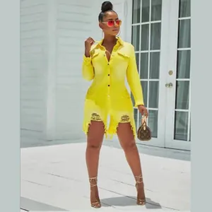 Leuchtend gelbes Jeans-Hemdkleid mit gewaschener Optik und zerrissenem Saum.